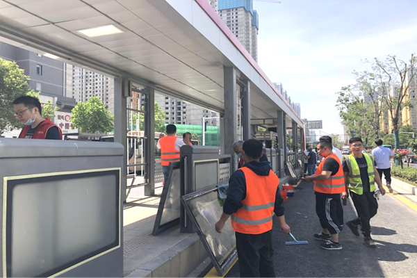 中共郑州赫喆文化传播有限公司团支部组织学习“三项工程一项管理”实施意见召开“BRT站台环境设施改造”主题活动