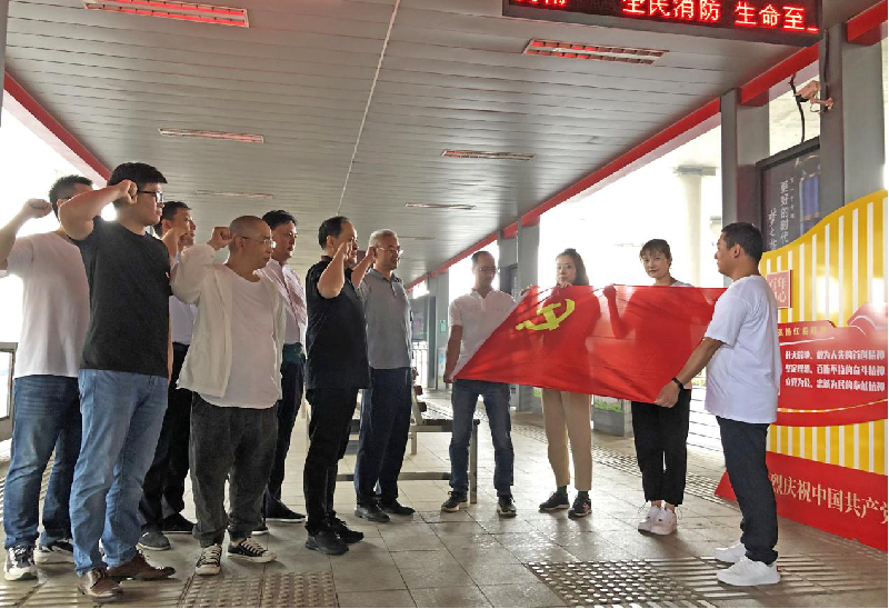 赫喆团支部组织召开“老党员重温入党誓词”主题活动