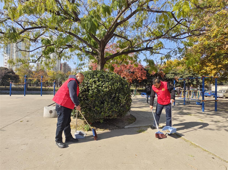 联合团支部到金龙社区召开“双报到”暨全城清洁行动