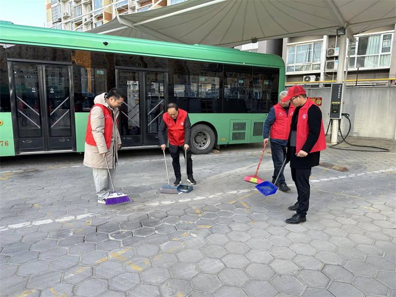 赫喆团支部到美景社区召开“双报到”暨公交场站清洁行动