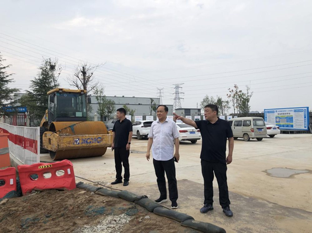 郑州市建设投资集团有限公司党委委员、副总经理张岩到侯寨新镇区安置区调研项目建设工作